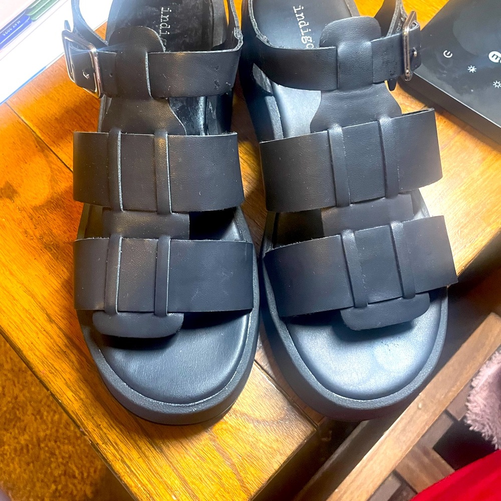 Super cute and comfortable sandals!!